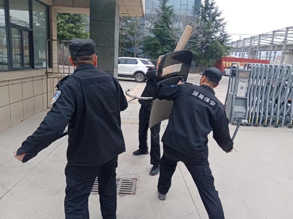 天水藍(lán)盾保安公司組織保安人員進(jìn)行防暴應(yīng)急演練