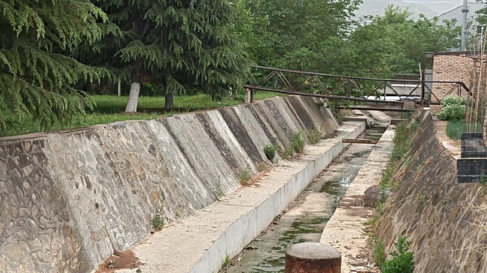 公用事業(yè)公司檢查排洪渠及道路雨水管道